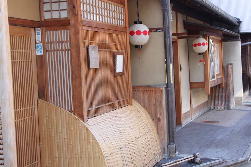 京都最古の花街・上七軒で懐石料理を楽しむ